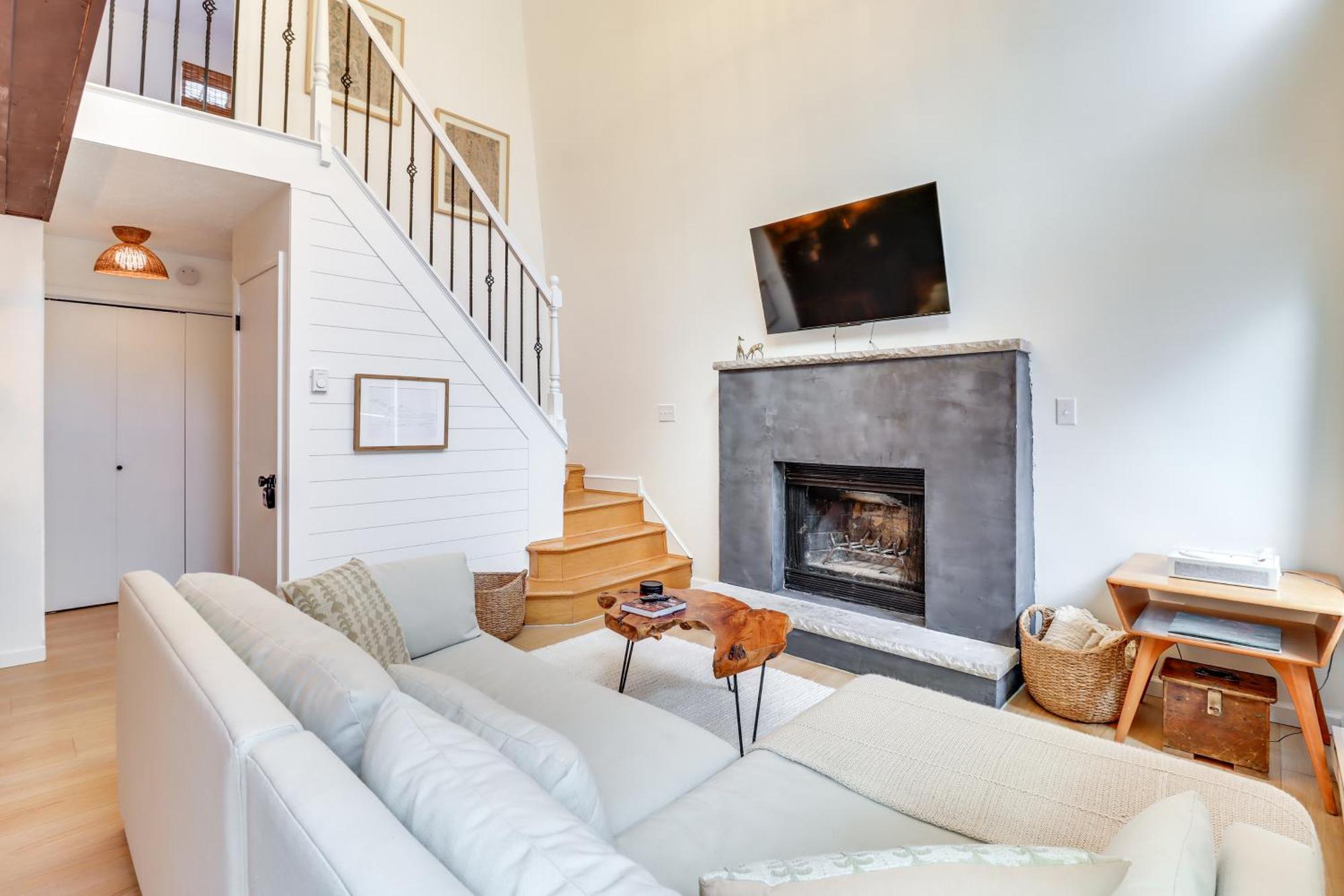 Family In With Fire Pit And Access *